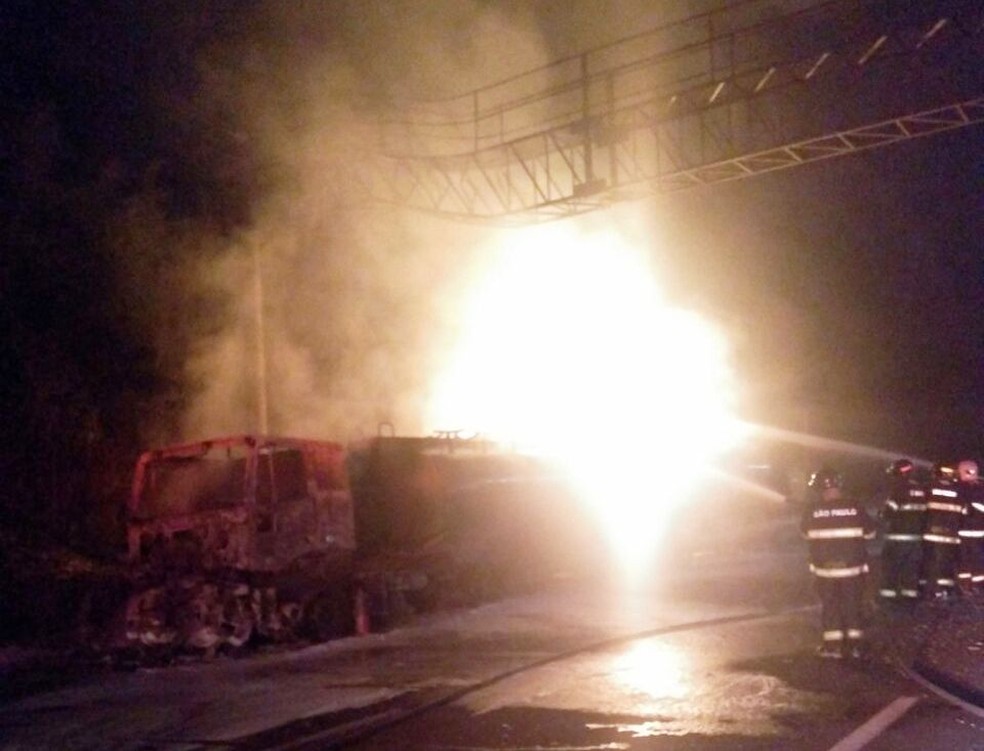 Pórtico (estrutura de ferro para placas) ficou danificado com o incêndio na carreta (Foto: Divulgação/Polícia Militar Rodoviária)