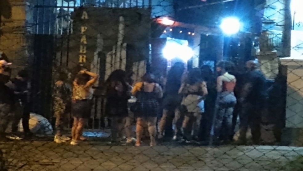 Cerca de 170 pessoas estavam reunidas em bar no bairro São Geraldo em Porto Alegre — Foto: Guarda Municipal/Divulgação