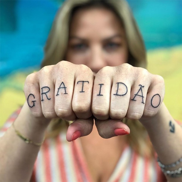 Tudo o que você queria saber sobre tatuagens nas mãos e nos dedos, mas  tinha medo de perguntar