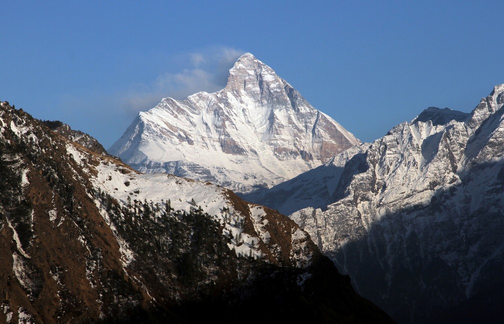 Montanha Nanda Devi, que fica no norte da cadeia do Himalaia â€” Foto: Reuters