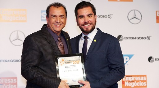 Luiz Pedreira, da Spé, o Spa do Pé, recebe o prêmio de Ciro Hashimoto, da Editora Globo