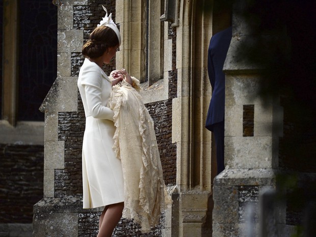 Kate Middleton leva sua filha, Charlotte, para ser batizada (Foto: AP)