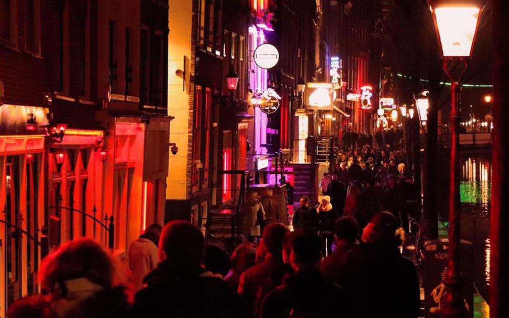 Bairro da Luz Vermelha é uma das principais atrações turísticas de Amsterdã — Foto: DW/Felix Schlagwein