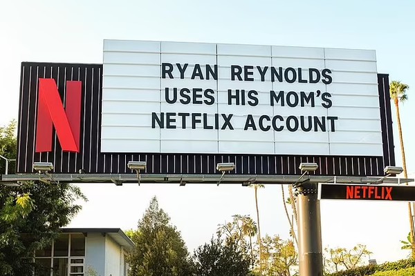 O outdoor encomendado por Dwayne Johnson (The Rock) com a provocação ao amigo Ryan Reynolds (Foto: Instagram)