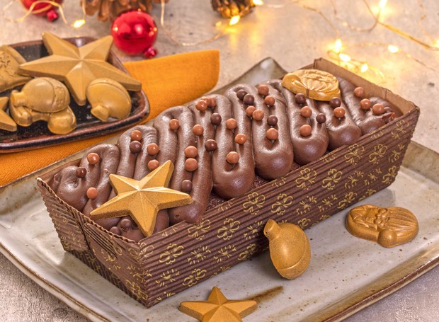 Bolo de chocolate com cobertura de brigadeiro cremoso e confeitos natalinos para a ceia de Natal (Foto: Fernando Ctenas / Divulgação)