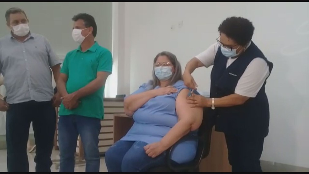 Técnica em enfermagem de Alfenas é a 1ª pessoa vacinada contra Covid-19 no Sul de MG — Foto: Bruna Romão/EPTV