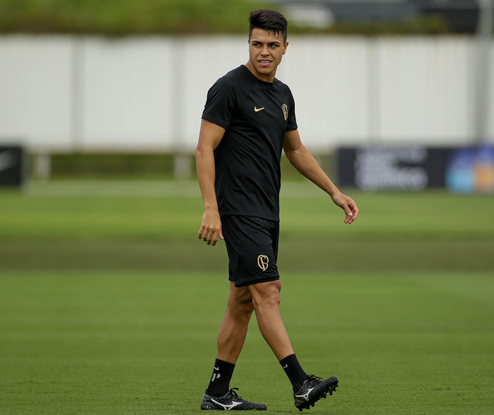 Roni esteve em lista de dispensa do Corinthians, mas permanência foi bancada por Fernando Lázaro