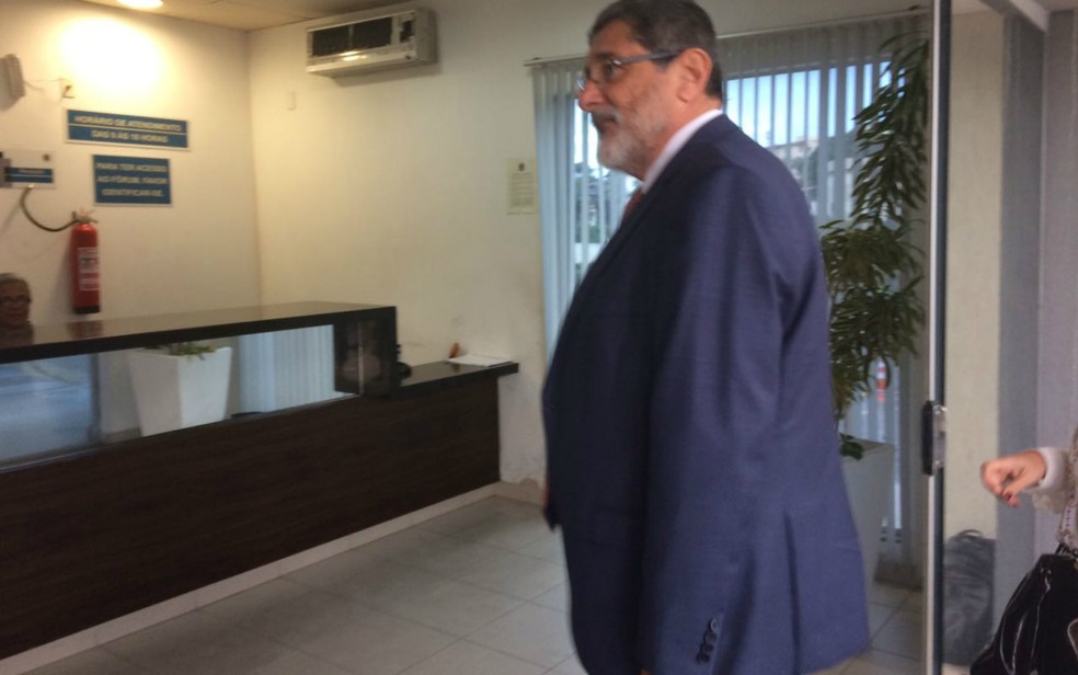 Sérgio Gabrielli chega à sede da Justiça Federal da Bahia, em Salvador (Foto: Maiana Belo/G1 Bahia)