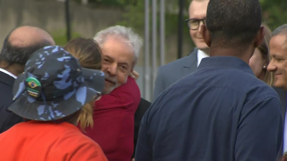 Ex-presidente Lula deixa a prisão — Foto: Reprodução/TV Globo