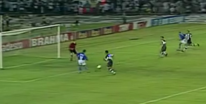 Na Memória: sob comando de Alex Alves, Cruzeiro derrota o Atlético-MG