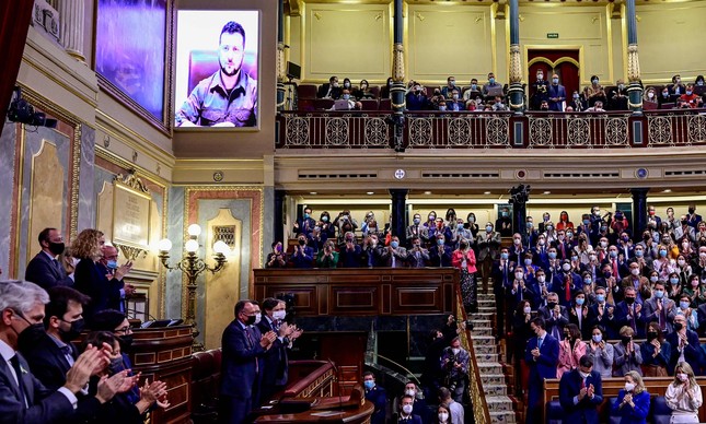 Zelensky ovacionado no Parlamento espanhol: decisão de ficar em Kiev incentivou ucranianos a resistirem a ataques russos, e a capital não caiu