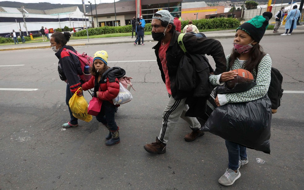 Migrantes venezuelanos chegam a acampamento perto de terminal de ônibus em Bogotá, na Colômbia, onde outros migrantes esperam conseguir ajuda para voltar para casa, em foto de 8 de junho — Foto: Fernando Vergara / AP Photo