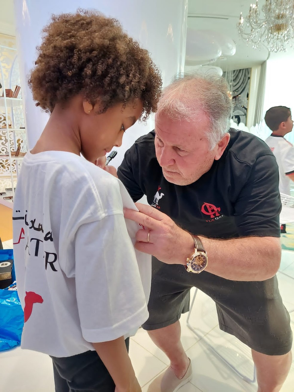 Zico autografa camisa da FlaQatar &mdash; Foto: Arquivo Pessoal