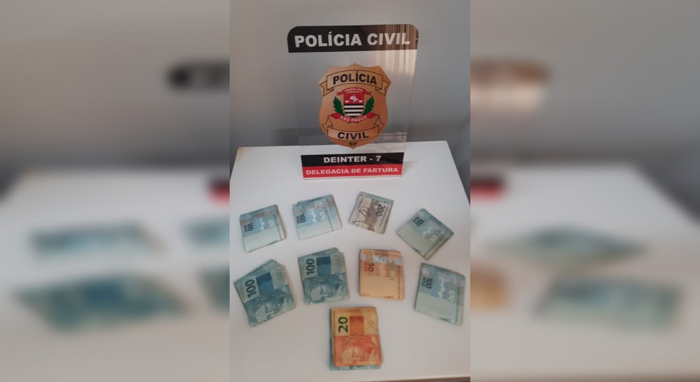 Foram apreendida grande de dinheiro na casa dos suspeitos em Fartura (SP) — Foto: Polícia Civil/Divulgação