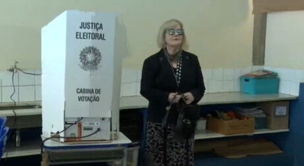 A ministra Rosa Weber votou em uma escola na Asa Sul, em Brasília — Foto: Reprodução/TV Globo