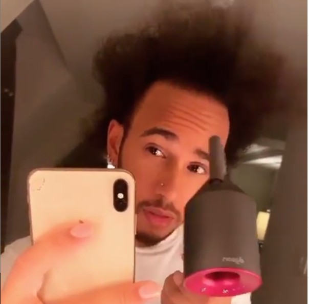 O piloto de Fórmula 1 Lewis Hamilton no vídeo em que celebra o crescimento de seu cabelo (Foto: Instagram)