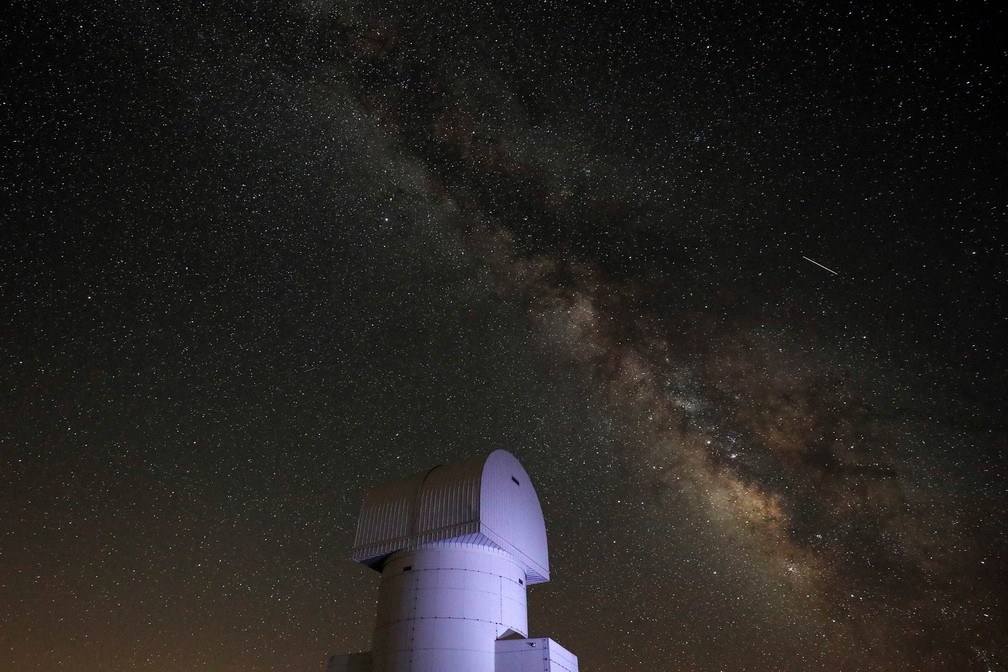 Meteoro passa no céu sobre a mancha da Via Láctea sobre o Observatório Helmos, perto de Kalavrita, na Grécia, durante as Perseidas (Foto: Alkis Konstantinidis/Reuters)