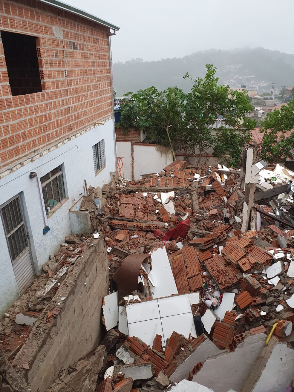 Casa de dois andares desaba após forte chuva em Itajubá — Foto: Corpo de Bombeiros