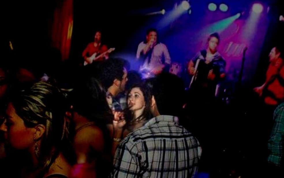 Casal foi fotografado em frente ao palco na noite da tragédia na boate Kiss — Foto: Reprodução/RBS TV