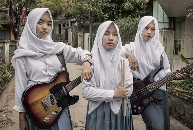 As integrantes da VOB: a cantora e guitarrista Firdda Kurnia, a baterista Euis Siti Aisyah e a baixista Widi Rachmawati (Foto: Rony Zakaria)