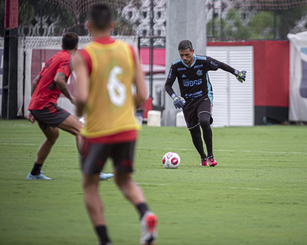 Diego Alves no treino do Flamengo de quarta-feira, no Ninho — Foto: Paula Reis/Flamengo