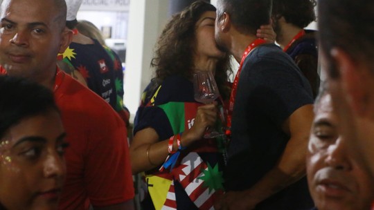Bela Gil é clicada aos beijos com o cineasta Ernani Nunes