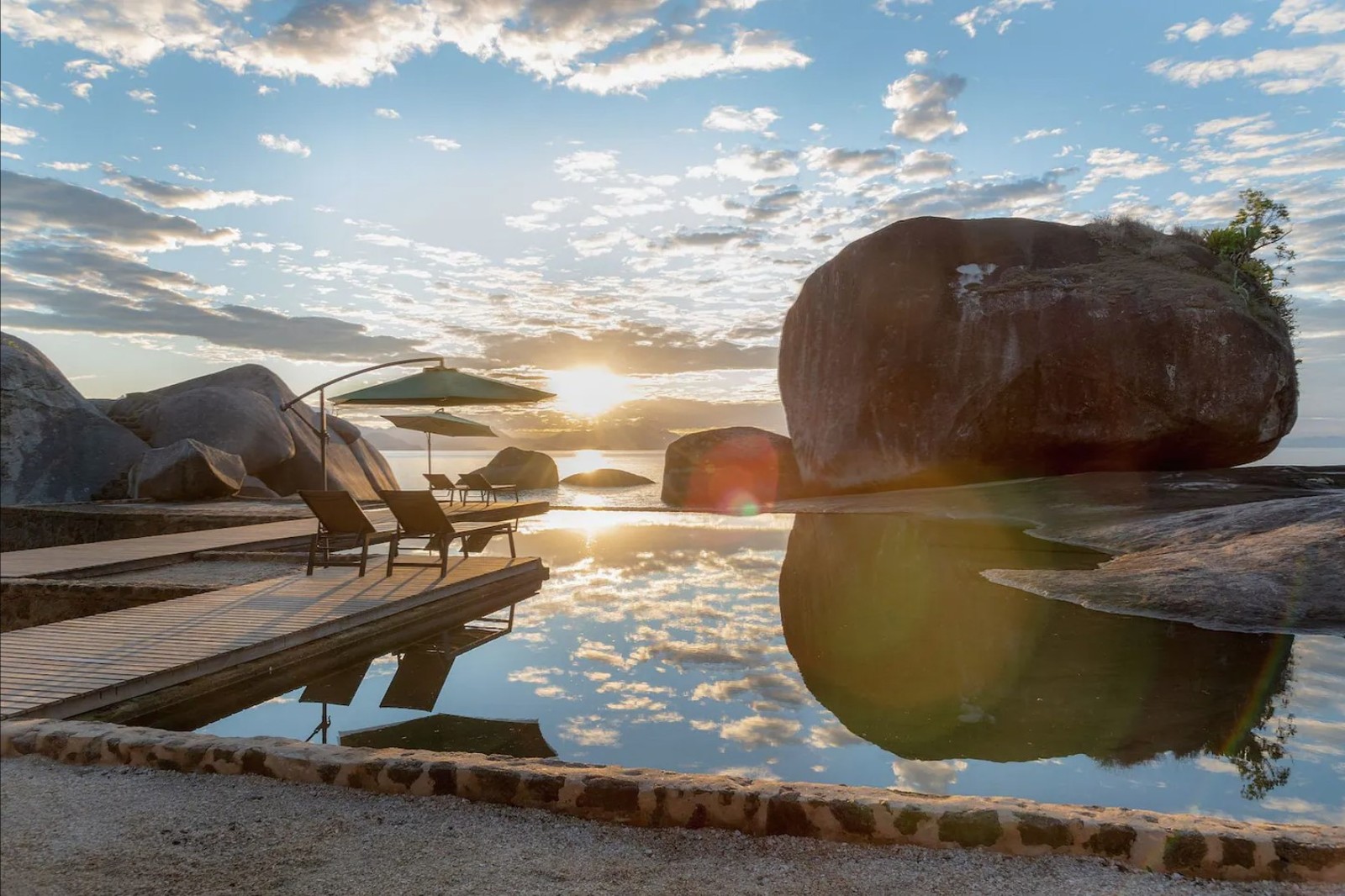 Casa em ilha de Paraty com piscina de água salgada — Foto: Reprodução / Airbnb