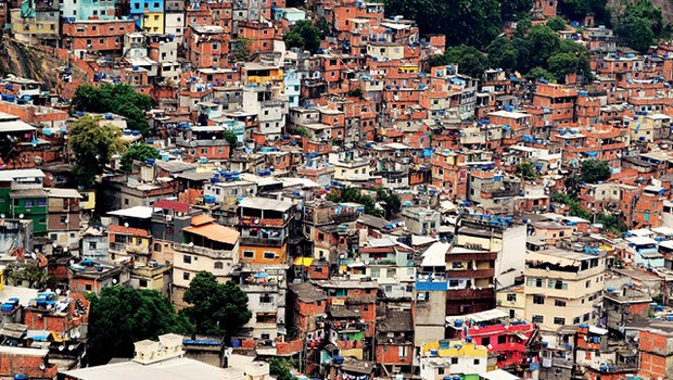 Áreas como a Rocinha, no Rio, exigem das empresas de comércio eletrônico táticas — e contas — específicas (Foto: Getty Images)