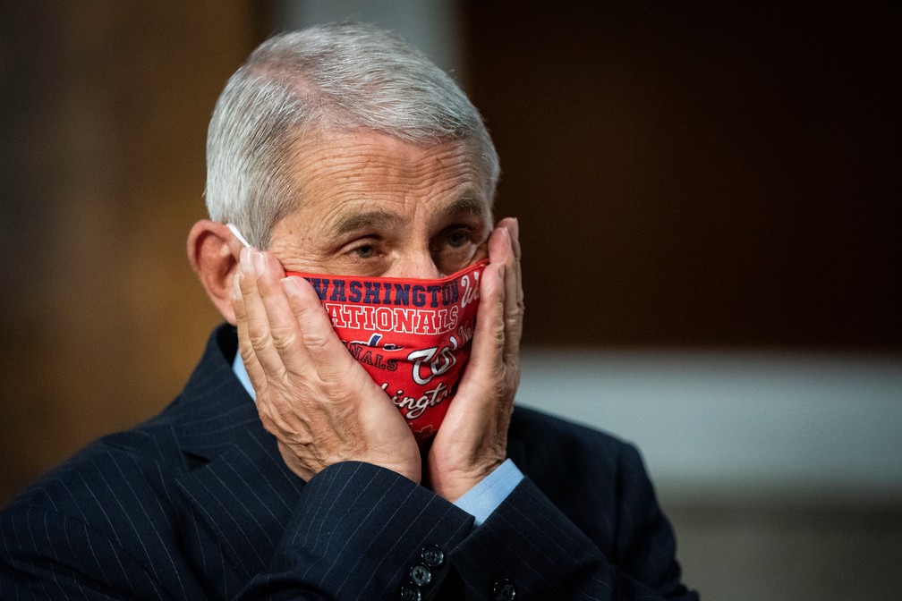 Anthony Fauci, médico conselheiro da Casa Branca, usa máscara ao chegar para dar declarações ao Congresso dos EUA nesta terça-feira (30) — Foto: Al Drago/Pool via Reuters