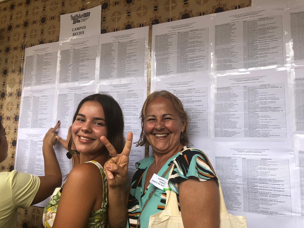 Rebeca Torres e avó, Jô Leal, comemoraram aprovação da adolescente para o IFPE com maior nota entre todas as modalidades — Foto: Isabela Veríssimo/G1