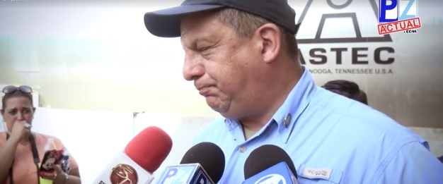Presidente da Costa Rica engole vespa em entrevista a repórteres de TV