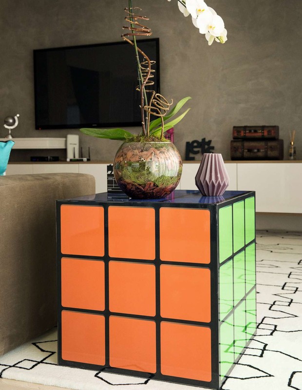 A mesa de cubo mágico dá um ar de descontração. O cimento queimado nas paredes empresta toque rústico e moderno aos ambientes (Foto: Marcelo Tabach/Ed. Globo)