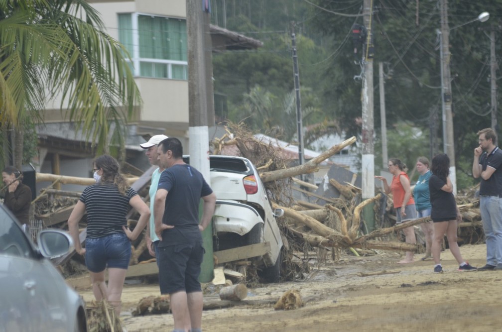Enxurrada deixou as ruas de Presidente Getúlio cobertas de lama e escombros — Foto: Maurício Cattani/NSC TV