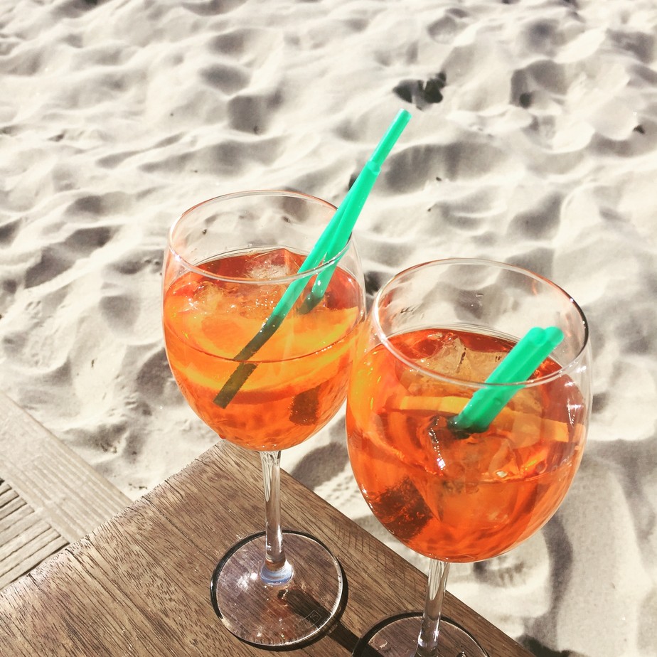 Gin Com Tonica E Aperol Spritz Drinks Da Moda Para Beber Com A Galera No Carnaval Fort Atacadista Gshow Também conhecida como a praia do beach park, com três resorts e um hotel do complexo e o parque aquático localizados de frente à praia, o porto das dunas tem um mar de. gin com tonica e aperol spritz drinks