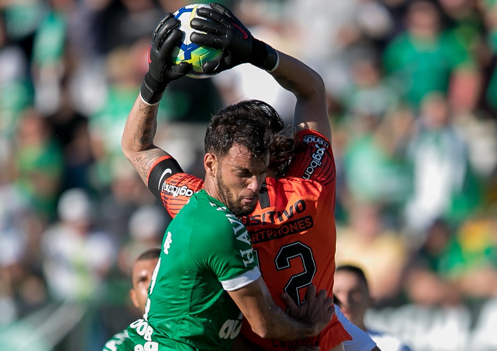 Cássio toca com a mão fora da área, leva amarelo e desfalca o Corinthians contra o Grêmio