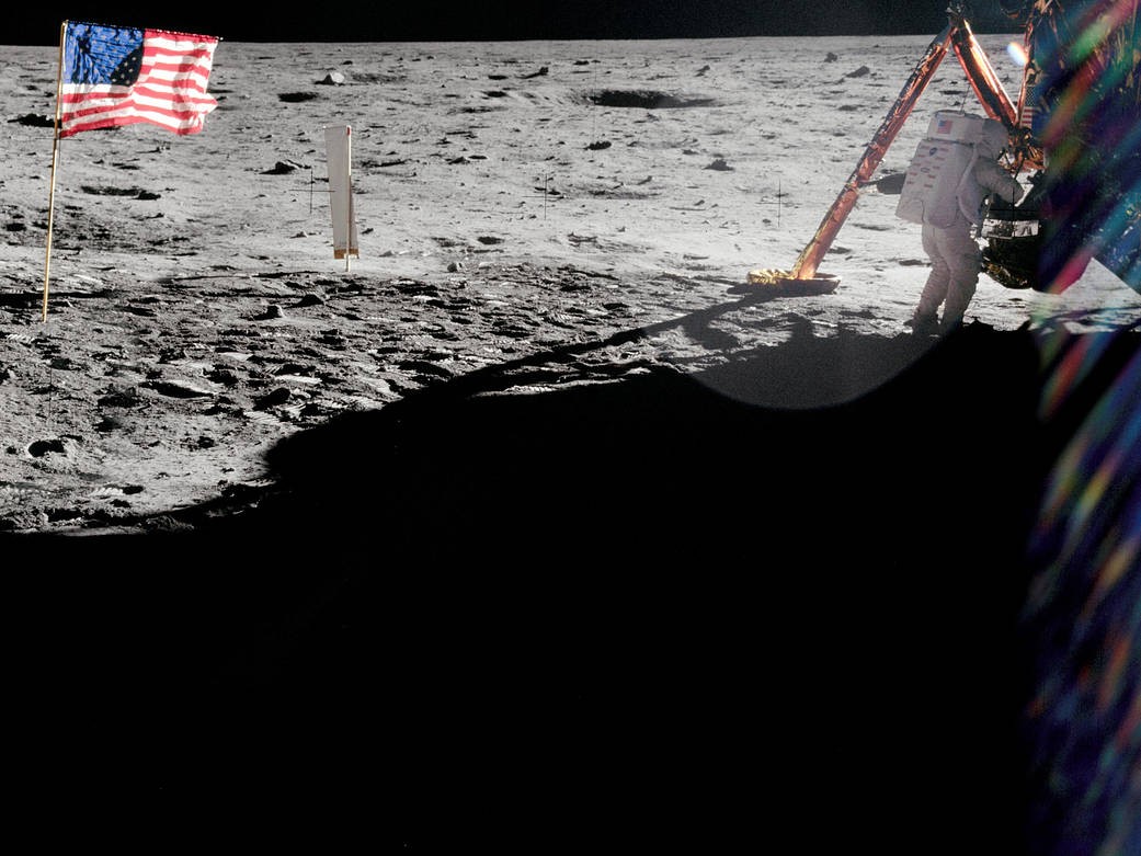 Aldrin fotografou Armstrong enquanto astronauta trabalhava no módulo lunar Eagle (Foto: NASA)