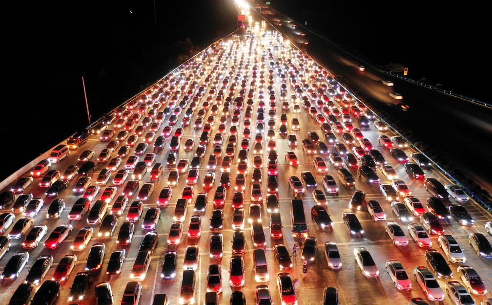 25 de setembro â VeÃ­culos sÃ£o vistos em uma via expressa, perto de estaÃ§Ã£o de pedÃ¡gio, na volta de feriado prolongado em Zhengzhou, na provÃ­ncia de Henan, na China â Foto: Reuters