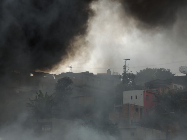 Fogo atinge fábrica em César de Souza, em Mogi das Cruzes, Mogi das Cruzes  e Suzano