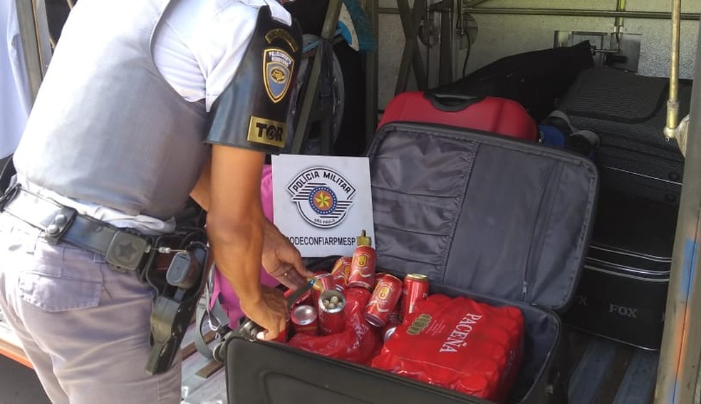 Cápsulas de cocaína foram localizadas dentro das latas de cerveja (Foto: Polícia Militar Rodoviária/Divulgação)
