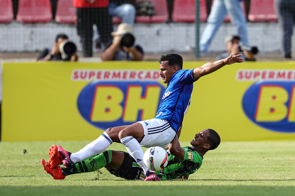 Kaiki, do Cruzeiro, e Arthur, do América-MG, disputam a bola em clássico — Foto: Gilson Junio/AGIF