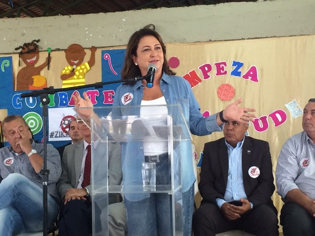Ministra Kátia Abreu participa da Mobilização Nacional da Educação, em Goiás (Foto: Paula Resende/ G1)