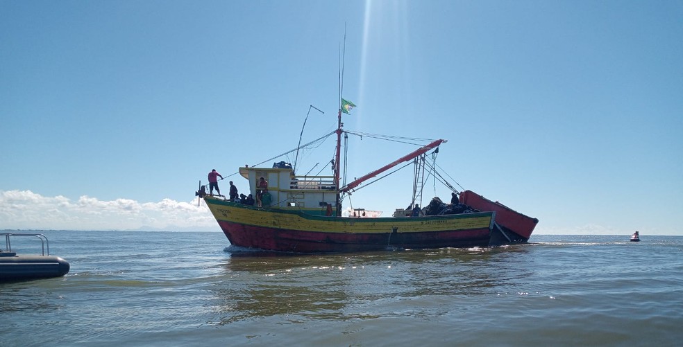 Irmãos pescadores trabalhavam juntos em uma traineira em Atafona, São João da Barra, no RJ — Foto: Divulgação/Defesa Civil