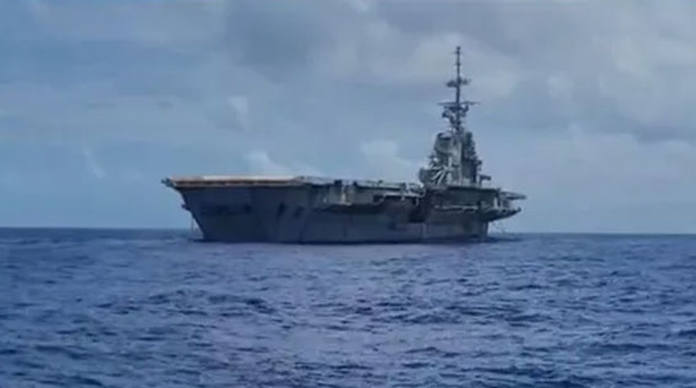 Marinha decide afundar porta-aviões desativado que está vagando no litoral brasileiro — Foto: Reprodução
