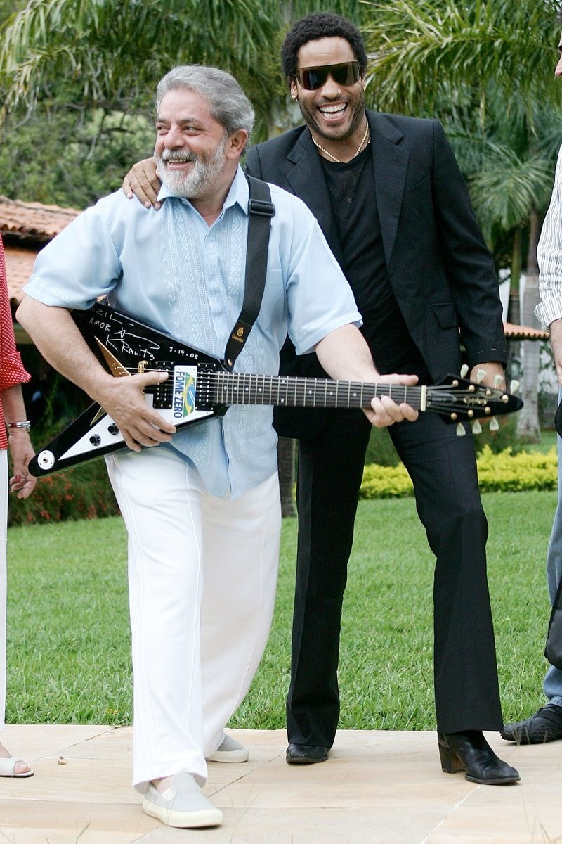 Lula e o cantor Lenny Kravitz, que doou uma guitarra ao programa Fome Zero, em 2005 — Foto: Reprodução