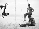 Chay Suede e Marcello Melo Jr. praticam slackline na praia do Leme