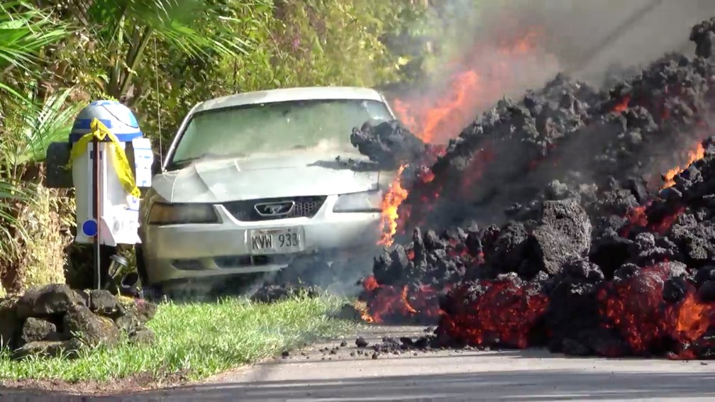 Lava cobre Mustang em Puna, no Havaí, neste domingo (Foto: WxChasing/Reuters)