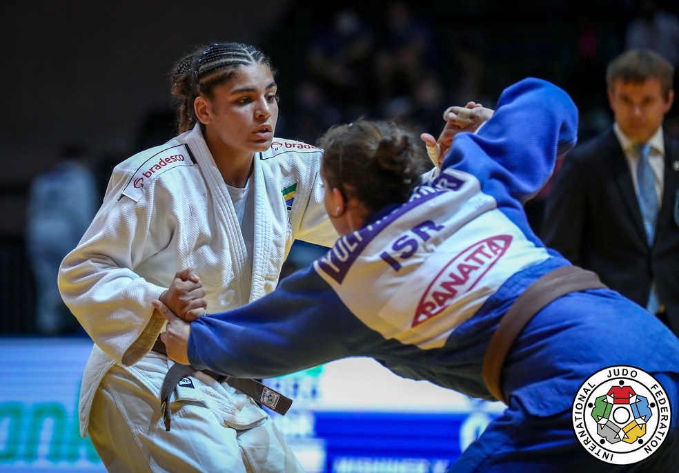  Eliza Ramos, de branco, venceu Yuli Alma Mishiner na segunda rodada — Foto: Marina Mayorova / Divulgação / IJF