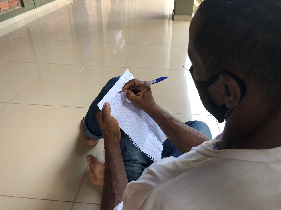 Marcos treina a escrita do próprio nome durante tratamento de reabilitação — Foto: Layza Mourão/ g1 PI