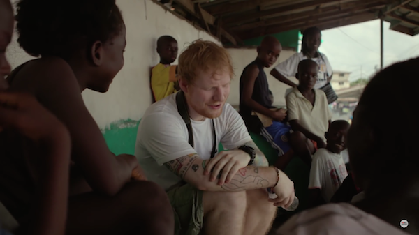 O cantor Ed Sheeran com crianças africanas (Foto: Reprodução)