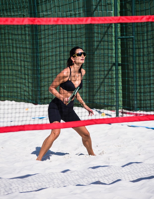 Fernanda Motta treina beach tennis em SP (Foto: Leo Franco/AgNews)